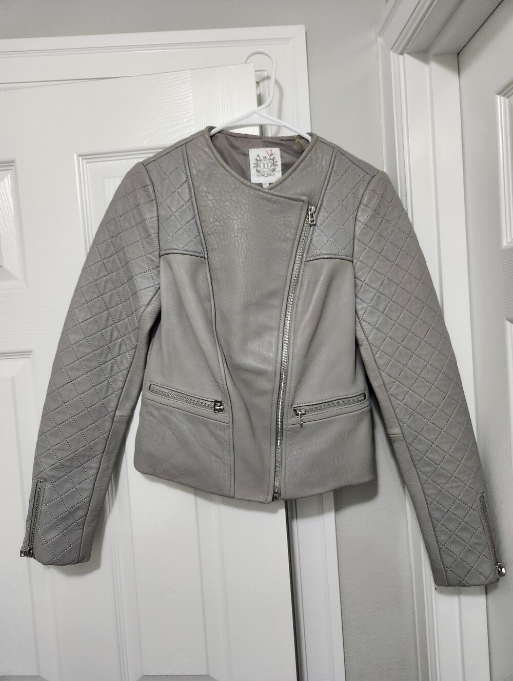 Dawn Levy Grey Quilted Biker Jacket Size xs genuine leather, zip closure